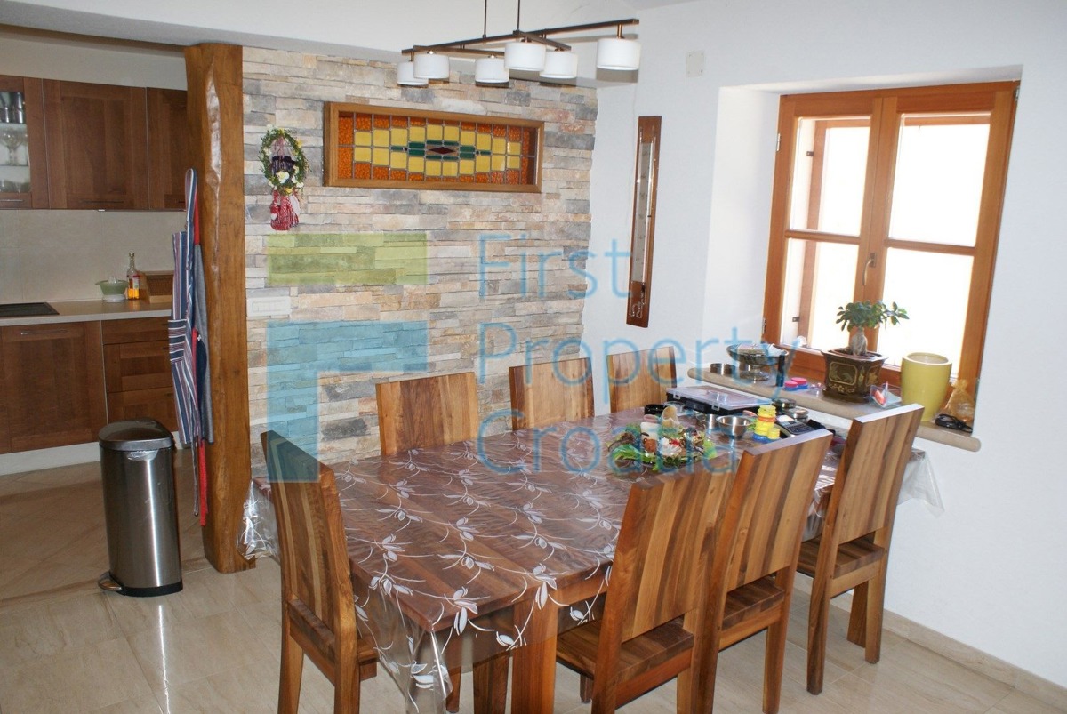 RG0824 - Kamena vila s bazenom, okolica Rogoznice, na prodaju