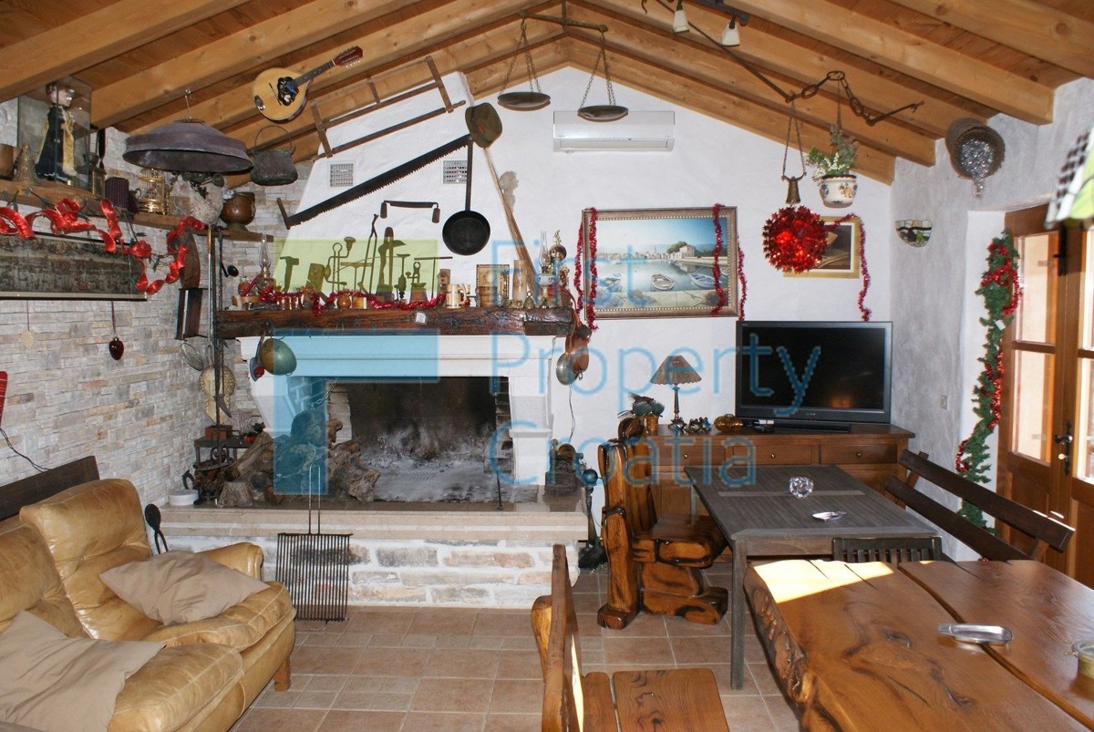 RG0824 - Kamena vila s bazenom, okolica Rogoznice, na prodaju