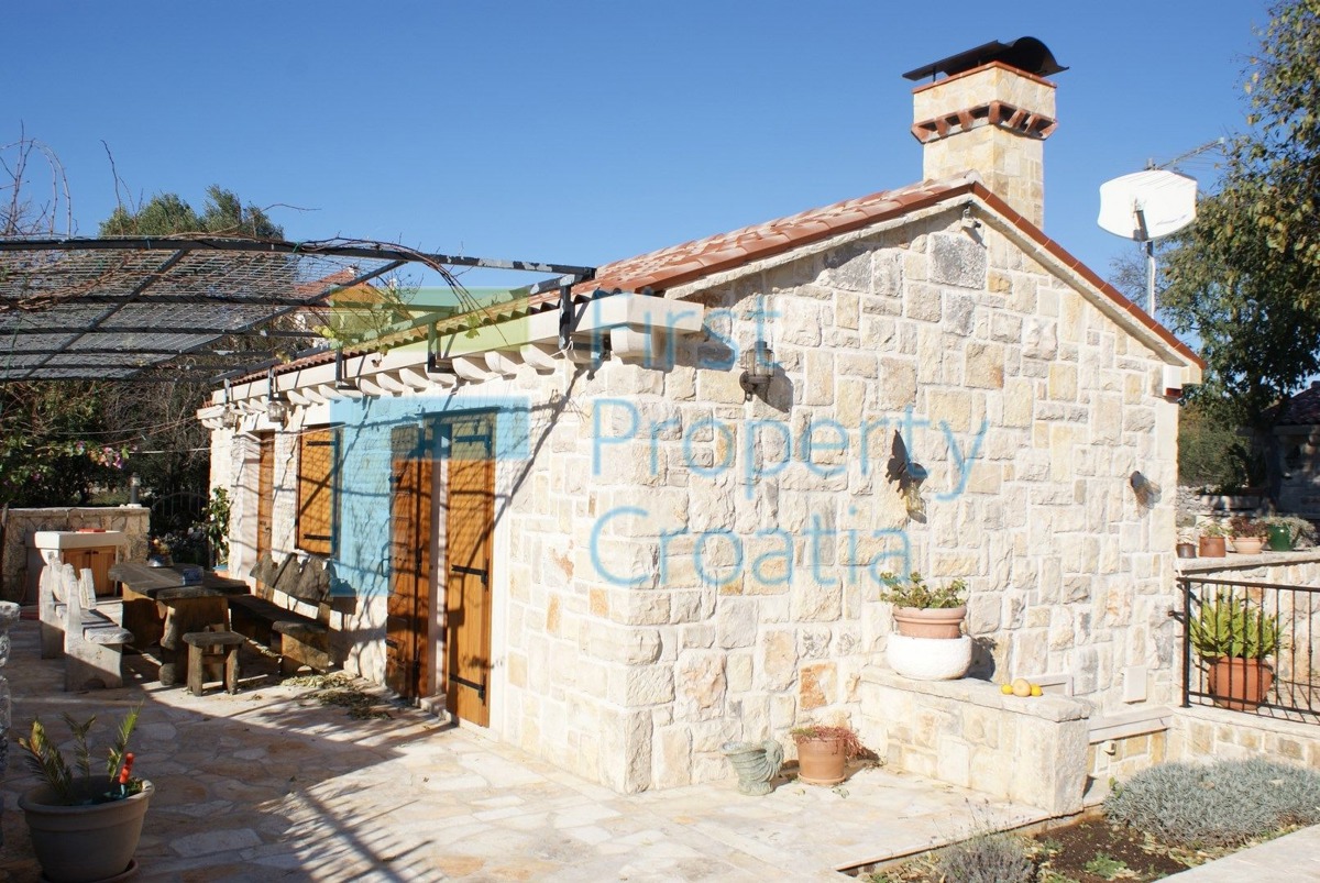 RG0824 - Kamena vila s bazenom, okolica Rogoznice, na prodaju