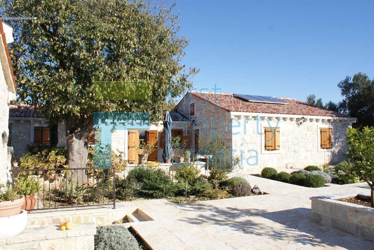 RG0824 - Kamena vila s bazenom, okolica Rogoznice, na prodaju