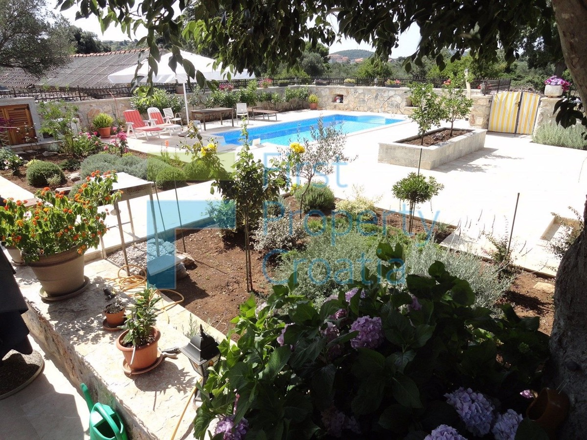 RG0824 - Kamena vila s bazenom, okolica Rogoznice, na prodaju