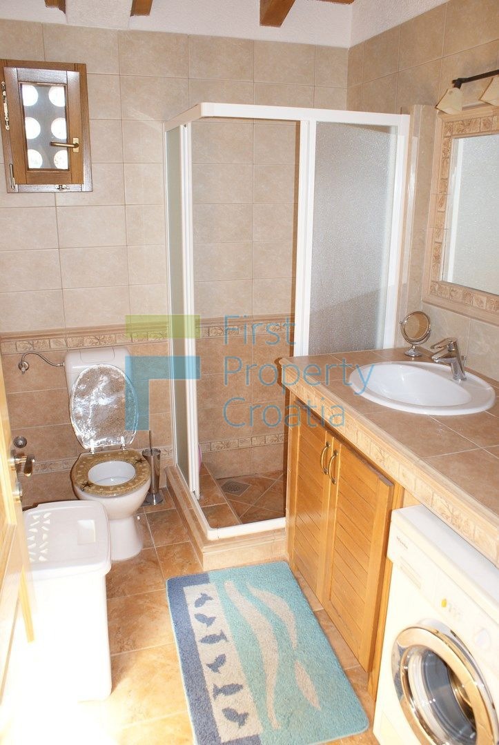 RG0824 - Kamena vila s bazenom, okolica Rogoznice, na prodaju