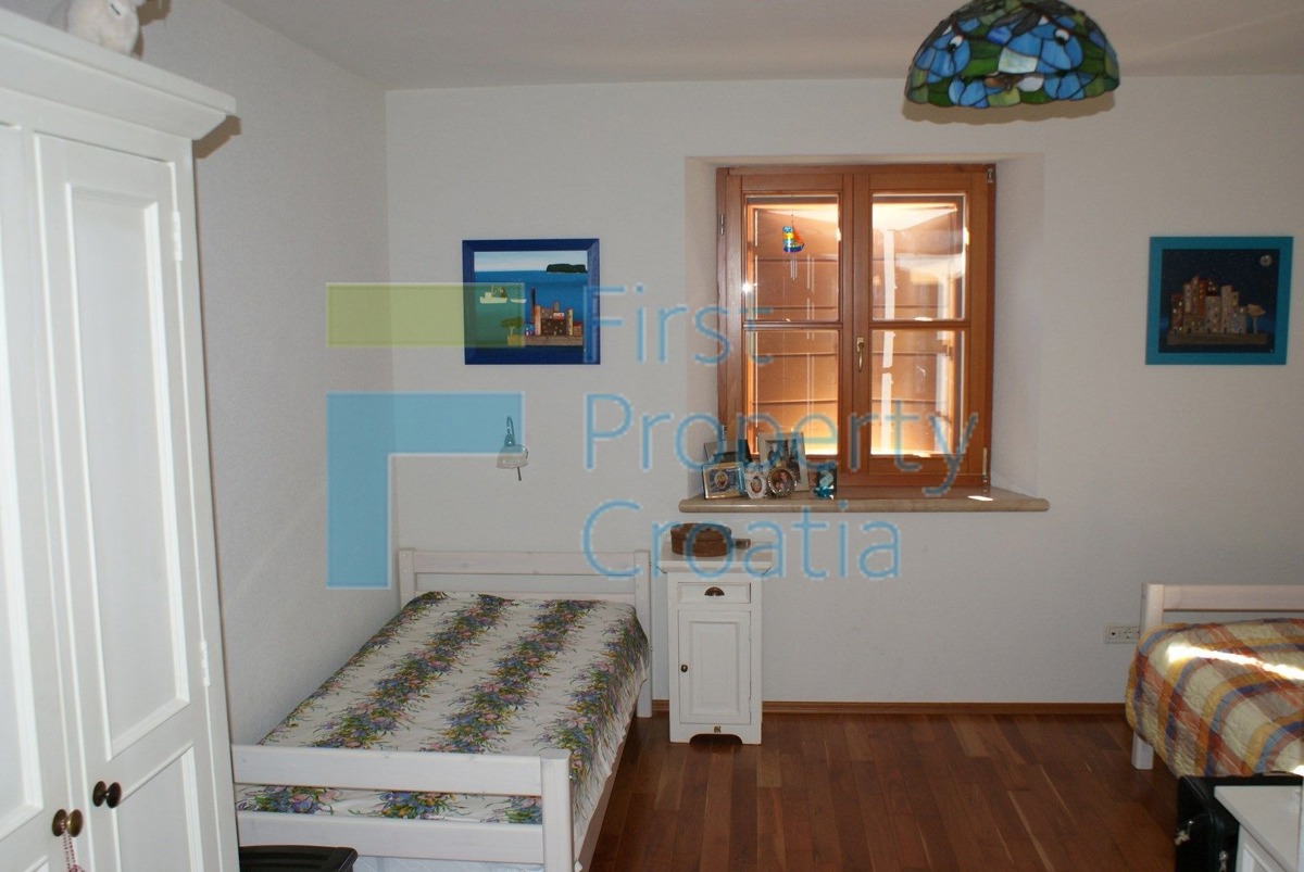 RG0824 - Kamena vila s bazenom, okolica Rogoznice, na prodaju