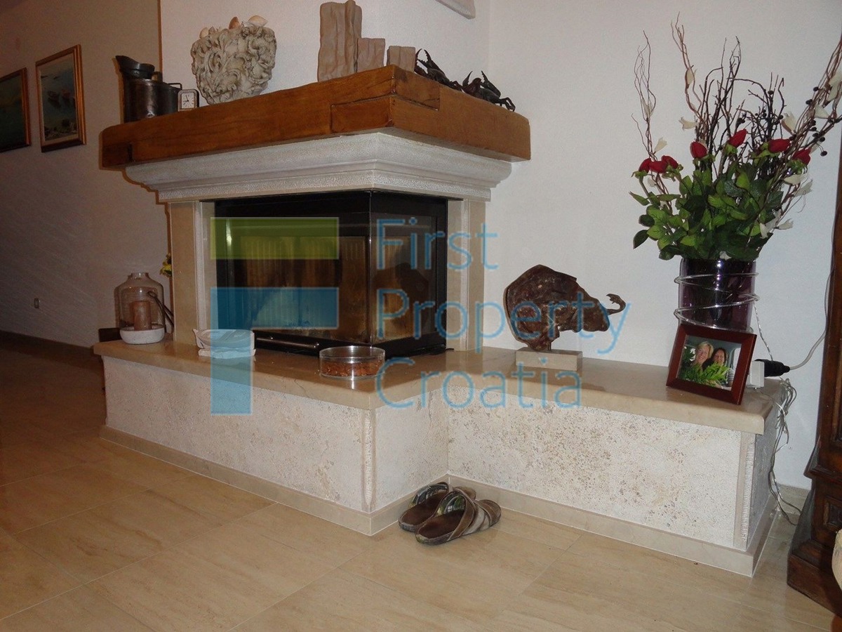 RG0824 - Kamena vila s bazenom, okolica Rogoznice, na prodaju