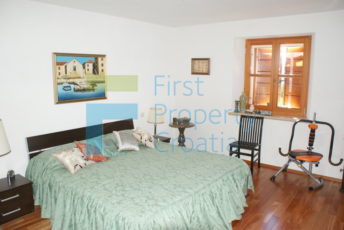 RG0824 - Kamena vila s bazenom, okolica Rogoznice, na prodaju