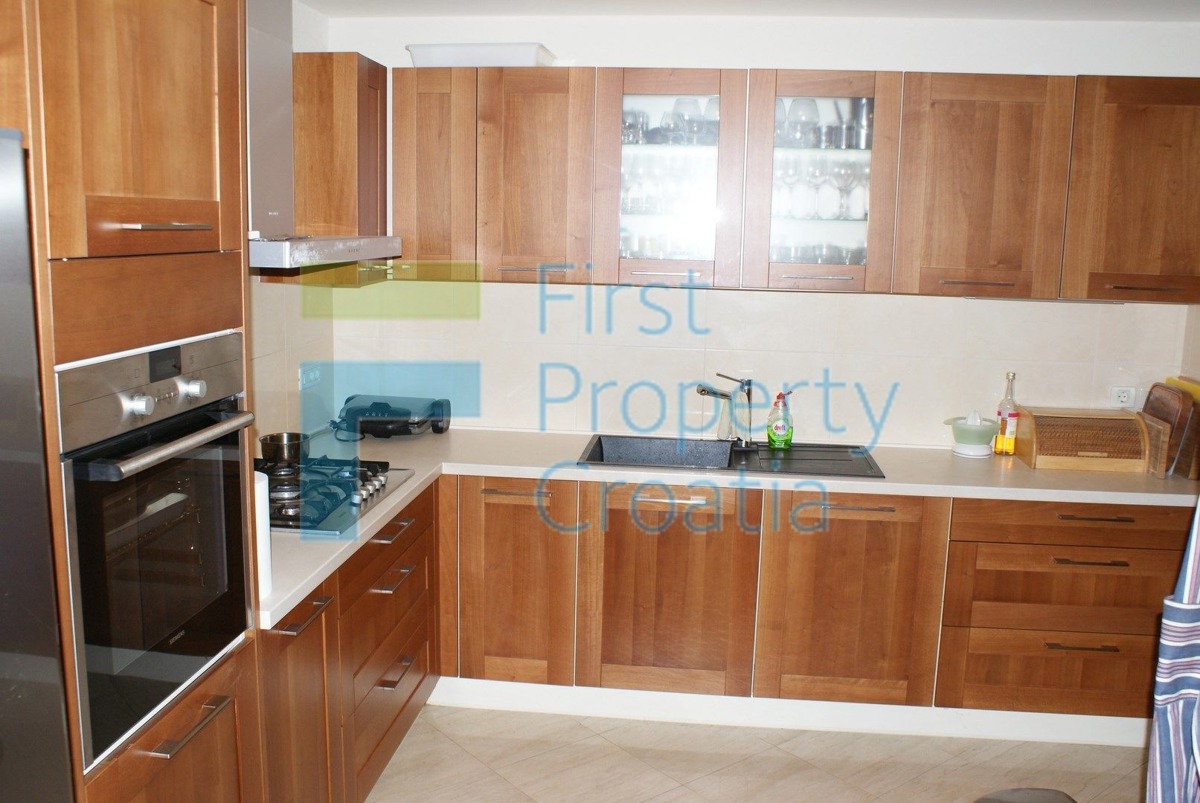 RG0824 - Kamena vila s bazenom, okolica Rogoznice, na prodaju