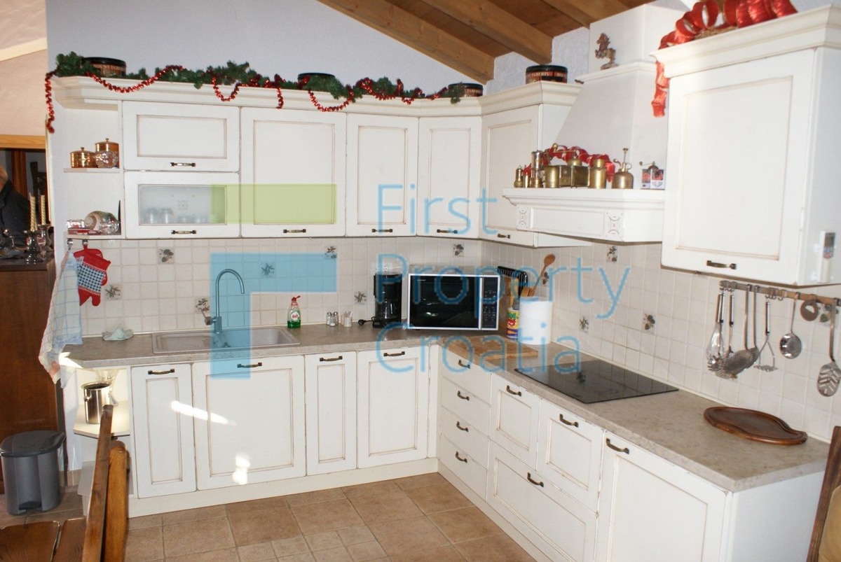 RG0824 - Kamena vila s bazenom, okolica Rogoznice, na prodaju