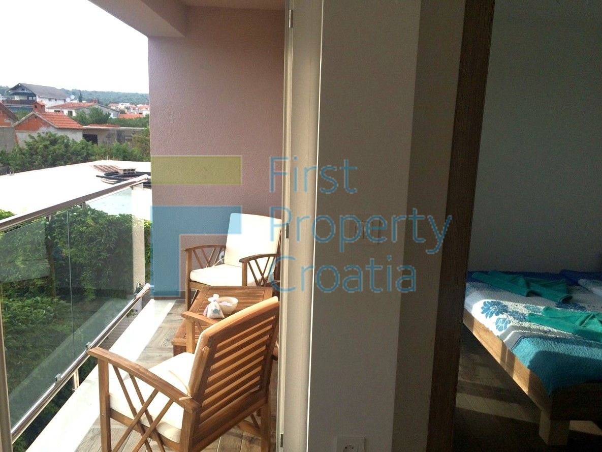 RG1704 - Kuća s tri apartmana i bazenom, Rogoznica, na prodaju