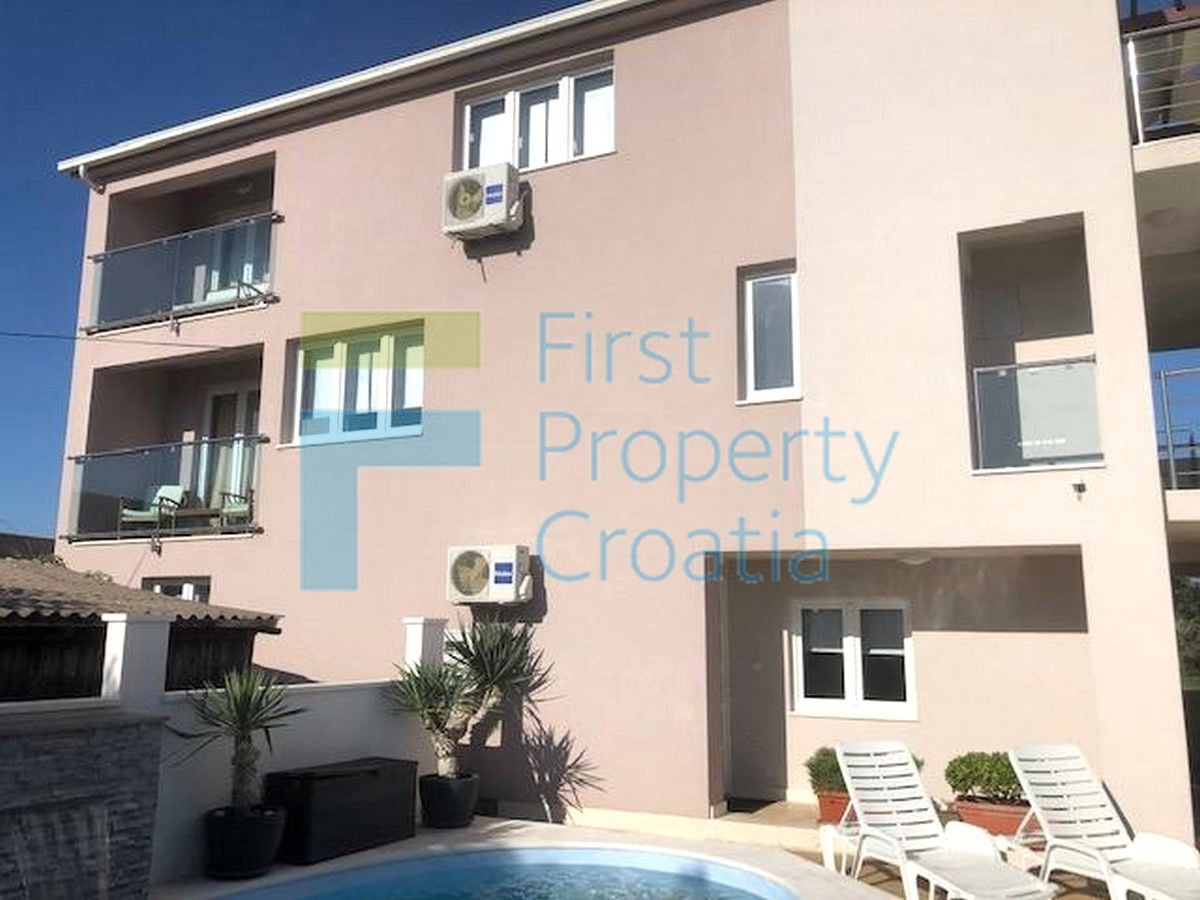 RG1704 - Kuća s tri apartmana i bazenom, Rogoznica, na prodaju