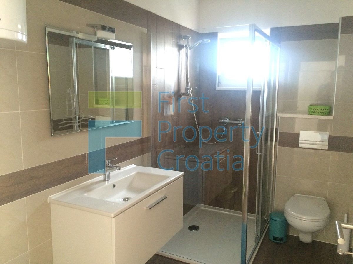 RG1704 - Kuća s tri apartmana i bazenom, Rogoznica, na prodaju