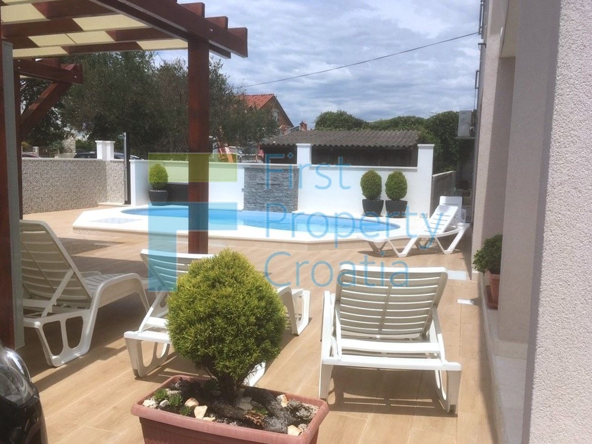 RG1704 - Kuća s tri apartmana i bazenom, Rogoznica, na prodaju