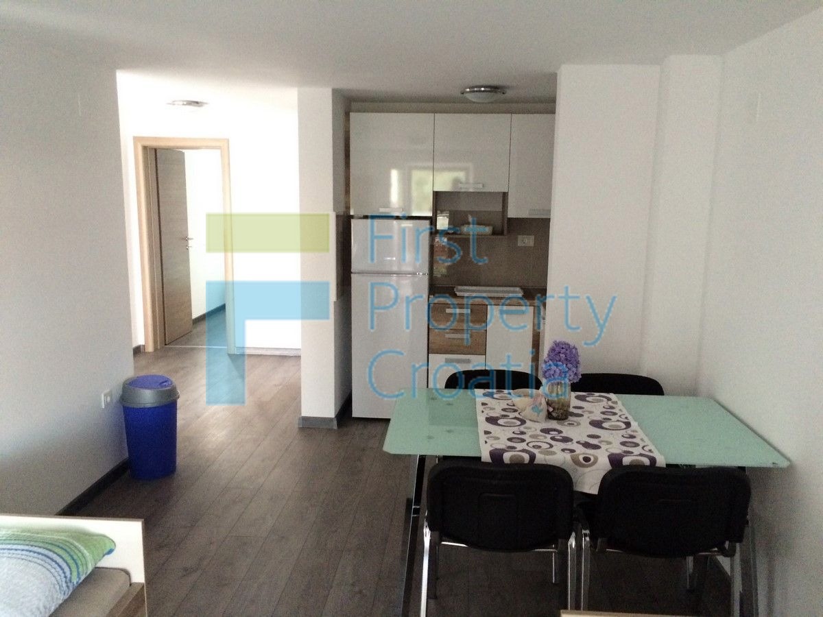 RG1704 - Kuća s tri apartmana i bazenom, Rogoznica, na prodaju