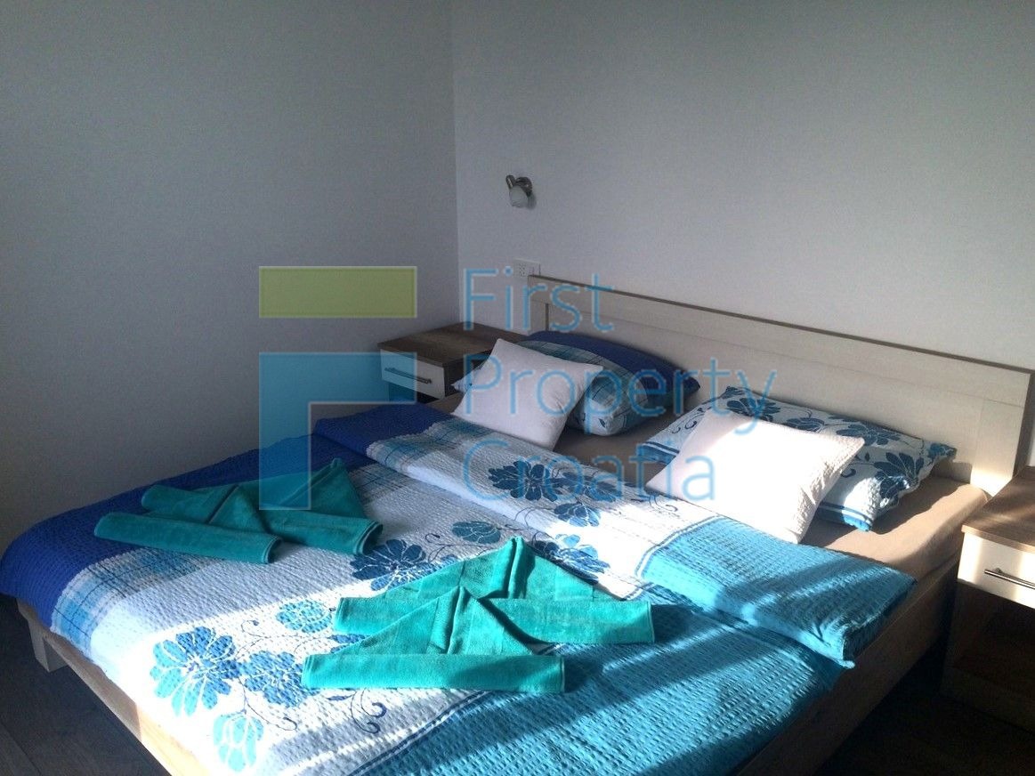 RG1704 - Kuća s tri apartmana i bazenom, Rogoznica, na prodaju