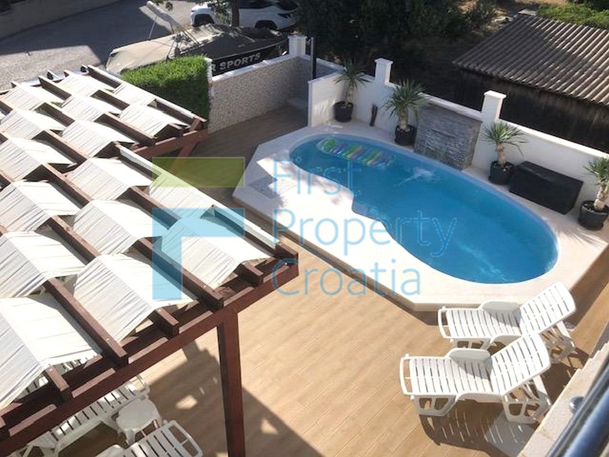 RG1704 - Kuća s tri apartmana i bazenom, Rogoznica, na prodaju