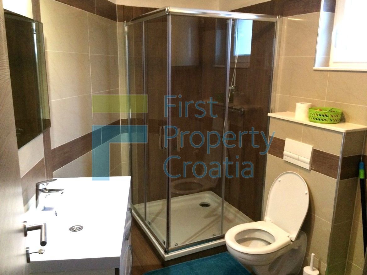 RG1704 - Kuća s tri apartmana i bazenom, Rogoznica, na prodaju