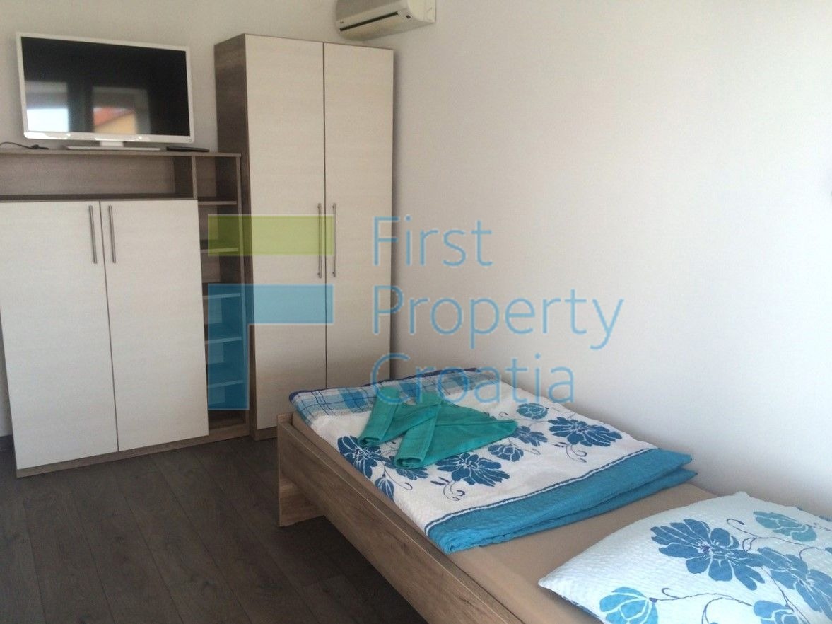 RG1704 - Kuća s tri apartmana i bazenom, Rogoznica, na prodaju