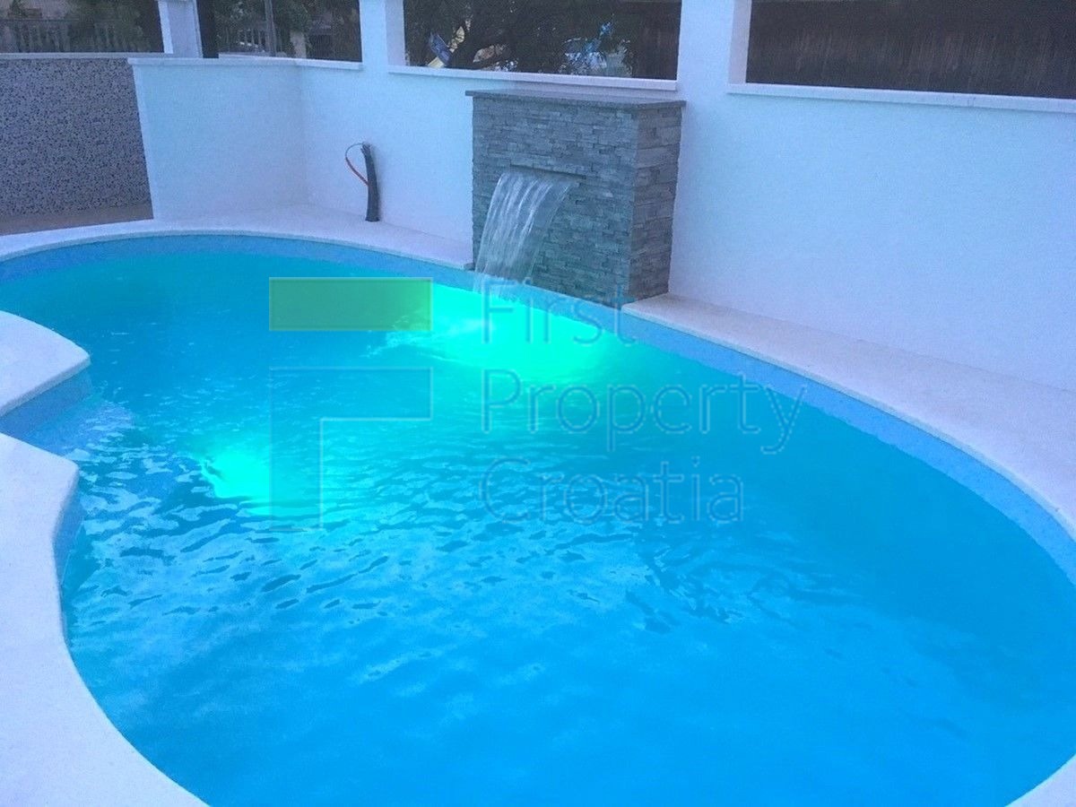 RG1704 - Kuća s tri apartmana i bazenom, Rogoznica, na prodaju