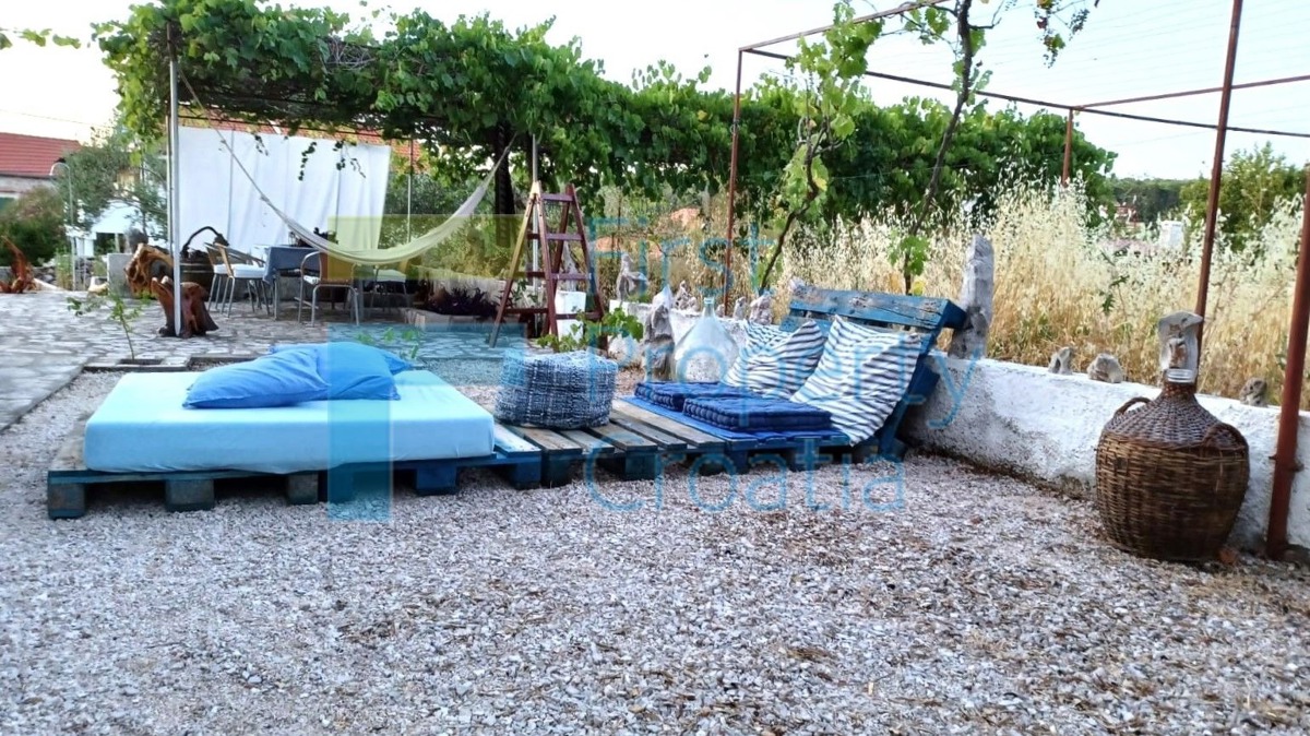 HV1725 - Kuća na prostranoj parceli u blizini mora, Hvar, na prodaju