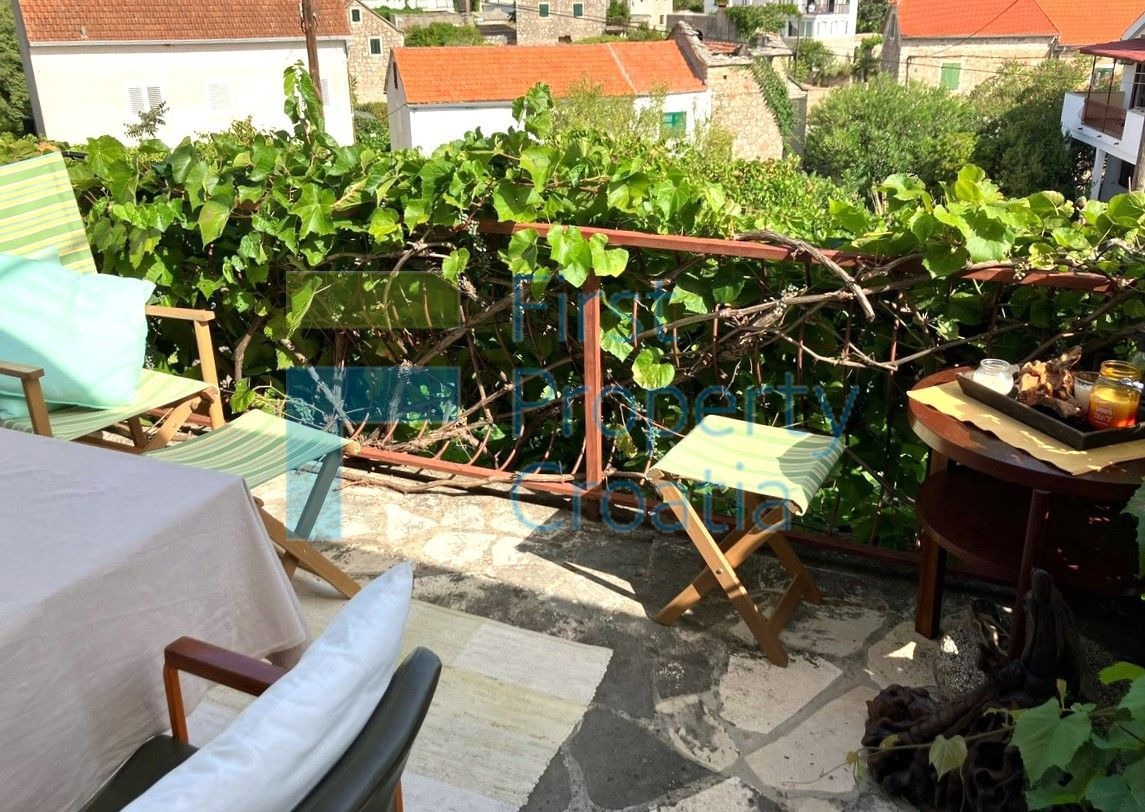 HV1725 - Kuća na prostranoj parceli u blizini mora, Hvar, na prodaju