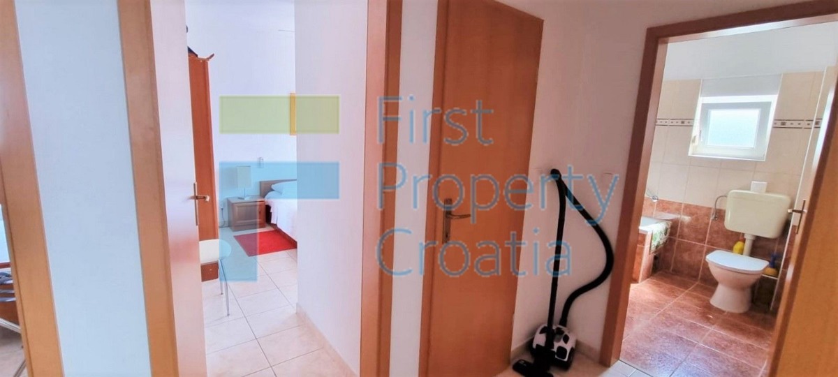 TG1654 – Uređeni apartman na atraktivnoj lokaciji, Čiovo, na prodaju