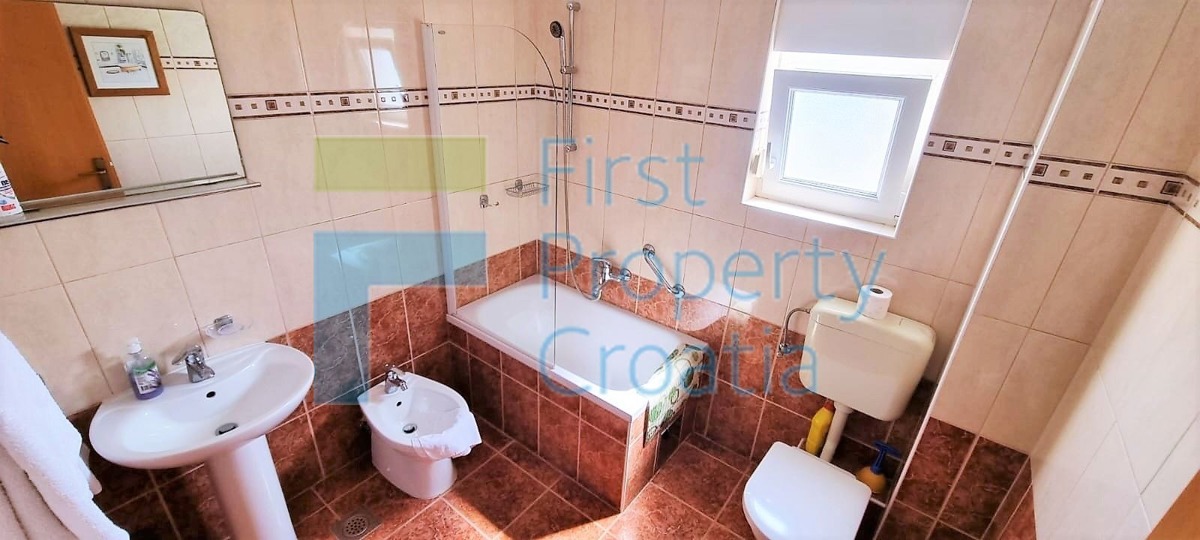 TG1654 – Uređeni apartman na atraktivnoj lokaciji, Čiovo, na prodaju