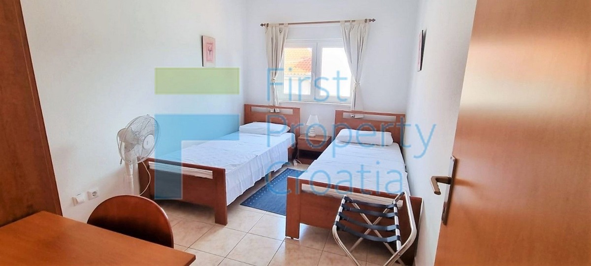 TG1654 – Uređeni apartman na atraktivnoj lokaciji, Čiovo, na prodaju