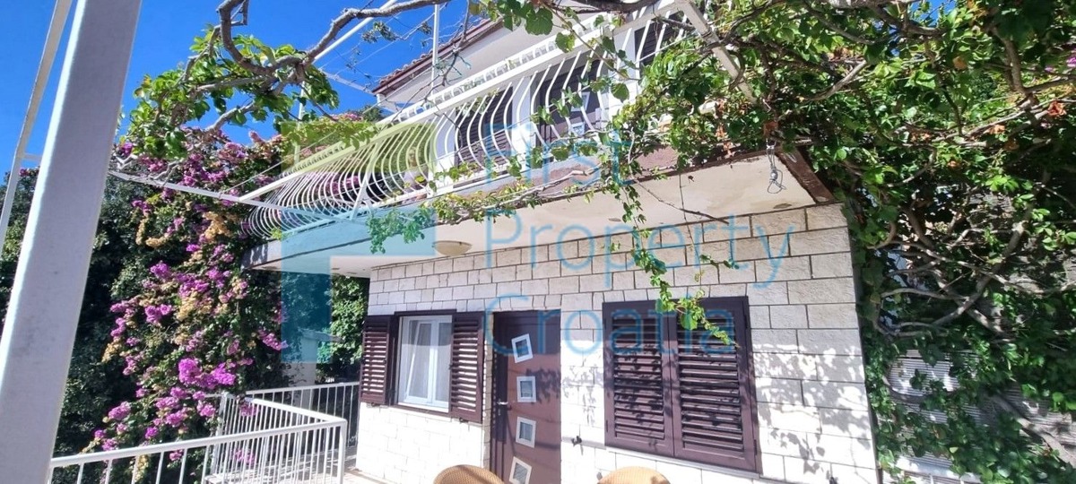 OM1681 - Kuća samo 50m od mora, okolica Omiša, na prodaju