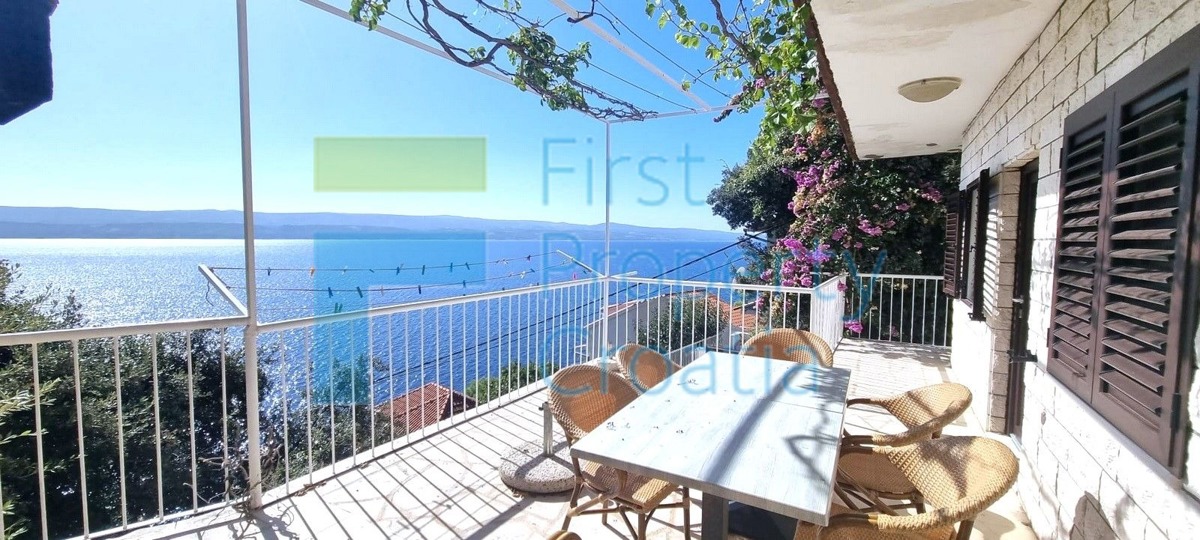 OM1681 - Kuća samo 50m od mora, okolica Omiša, na prodaju