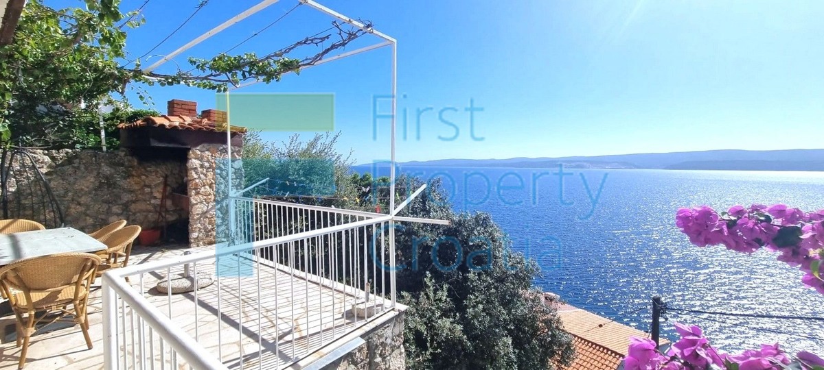 OM1681 - Kuća samo 50m od mora, okolica Omiša, na prodaju