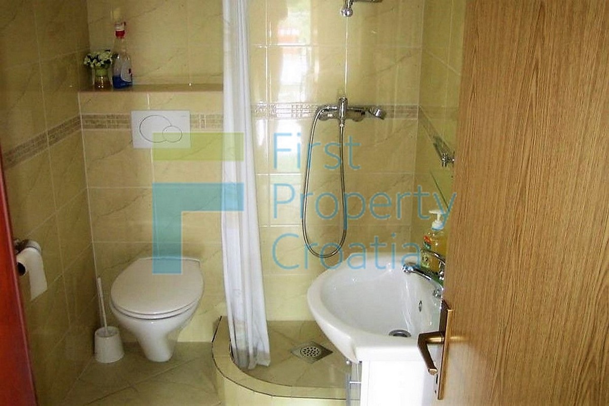 HV1380 - Kuća u ugodnom predjelu na južnoj strani Hvara, na prodaju