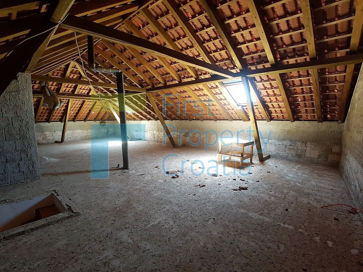 BR1251 - Tradicionalna kamena kuća prvi red do mora, Brač, na prodaju