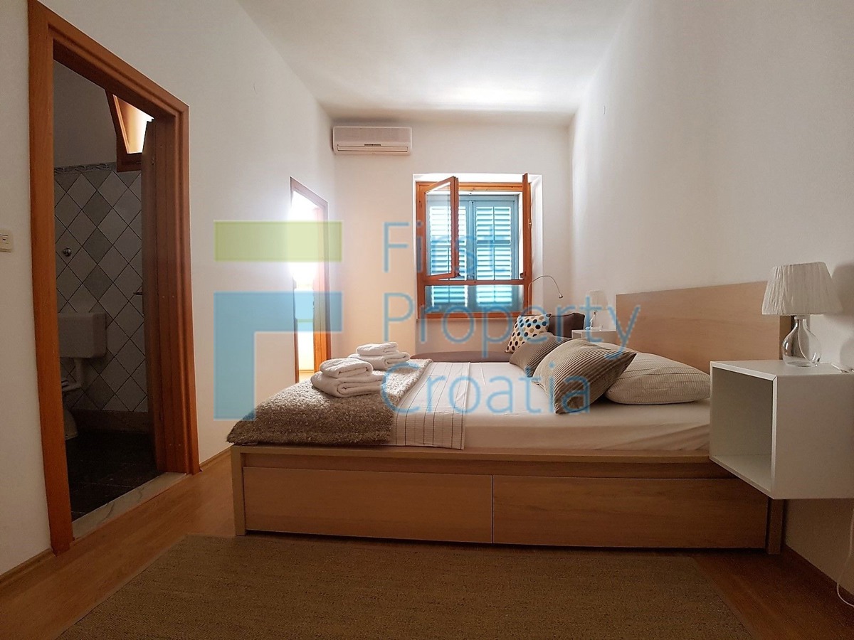 BR1251 - Tradicionalna kamena kuća prvi red do mora, Brač, na prodaju