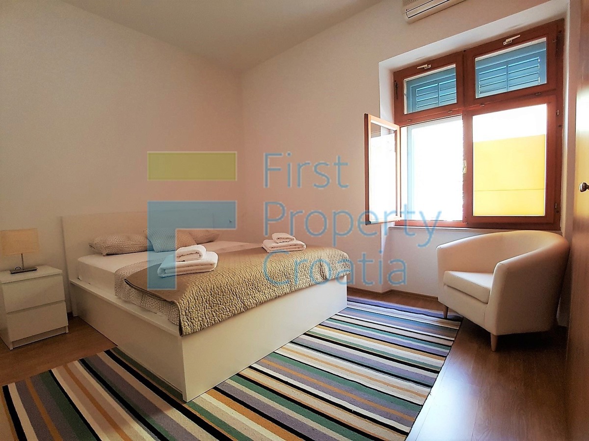 BR1251 - Tradicionalna kamena kuća prvi red do mora, Brač, na prodaju