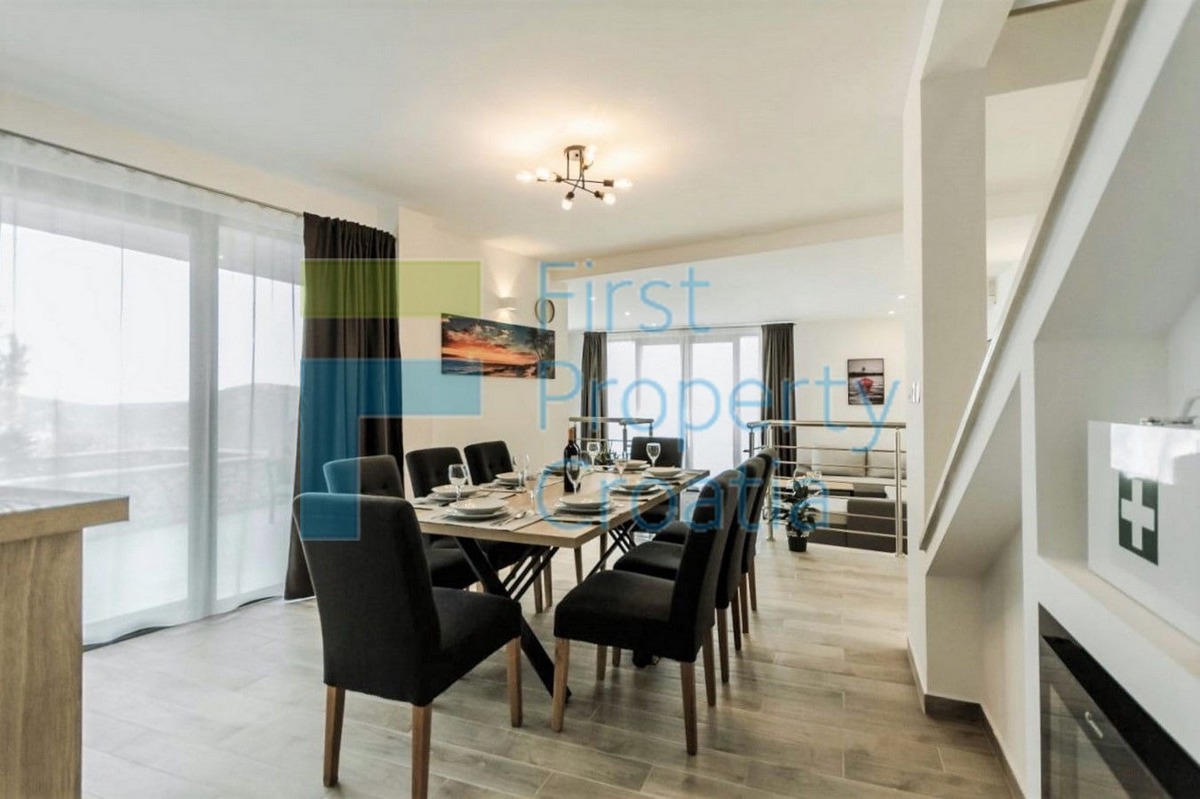 TG1640 - Vila s panoramskim pogledom, okolica Trogira, na prodaju