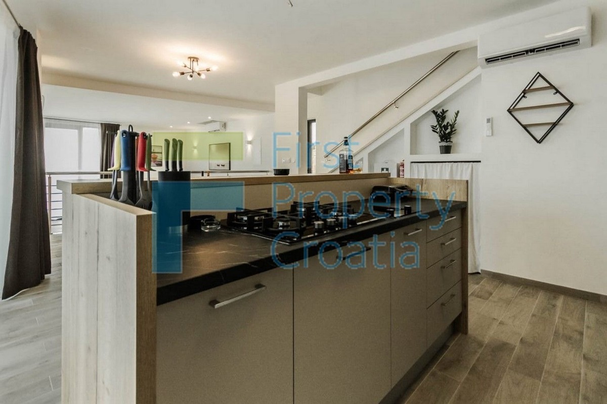 TG1640 - Vila s panoramskim pogledom, okolica Trogira, na prodaju