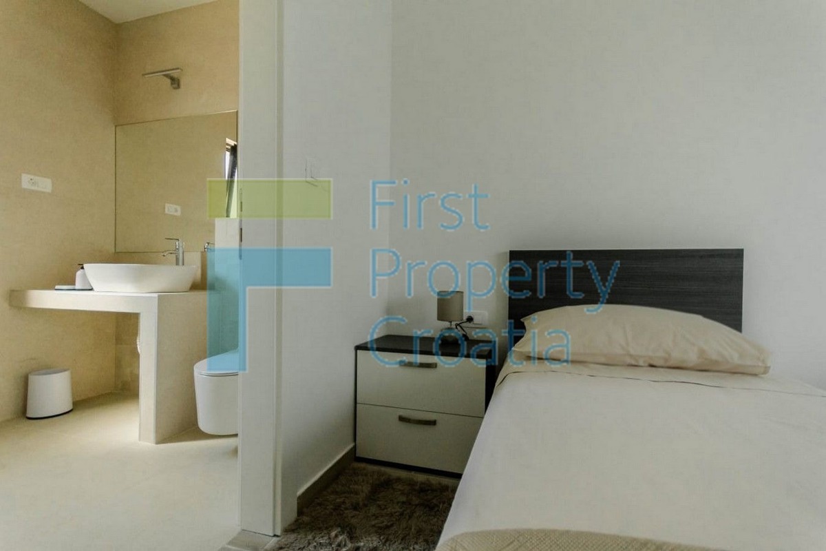 TG1640 - Vila s panoramskim pogledom, okolica Trogira, na prodaju