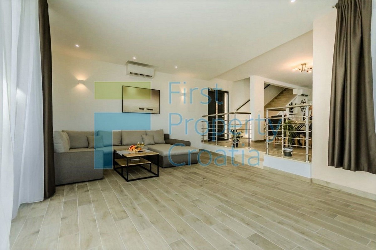 TG1640 - Vila s panoramskim pogledom, okolica Trogira, na prodaju