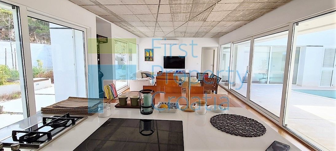 BR1517 - Vila na velikoj parceli u mirnom ambijentu, Brač, na prodaju