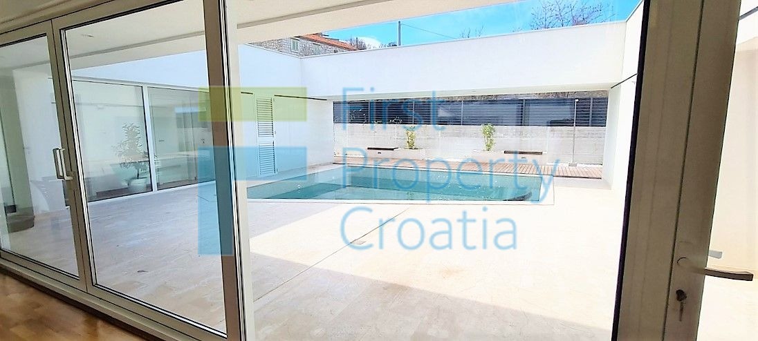 BR1517 - Vila na velikoj parceli u mirnom ambijentu, Brač, na prodaju