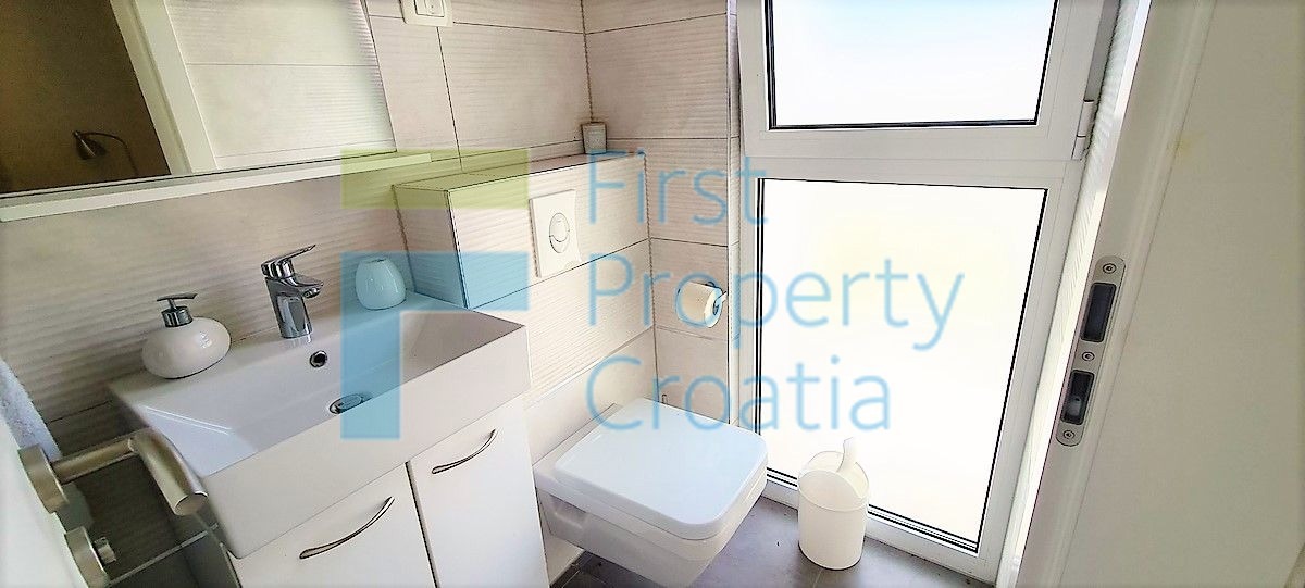 BR1517 - Vila na velikoj parceli u mirnom ambijentu, Brač, na prodaju