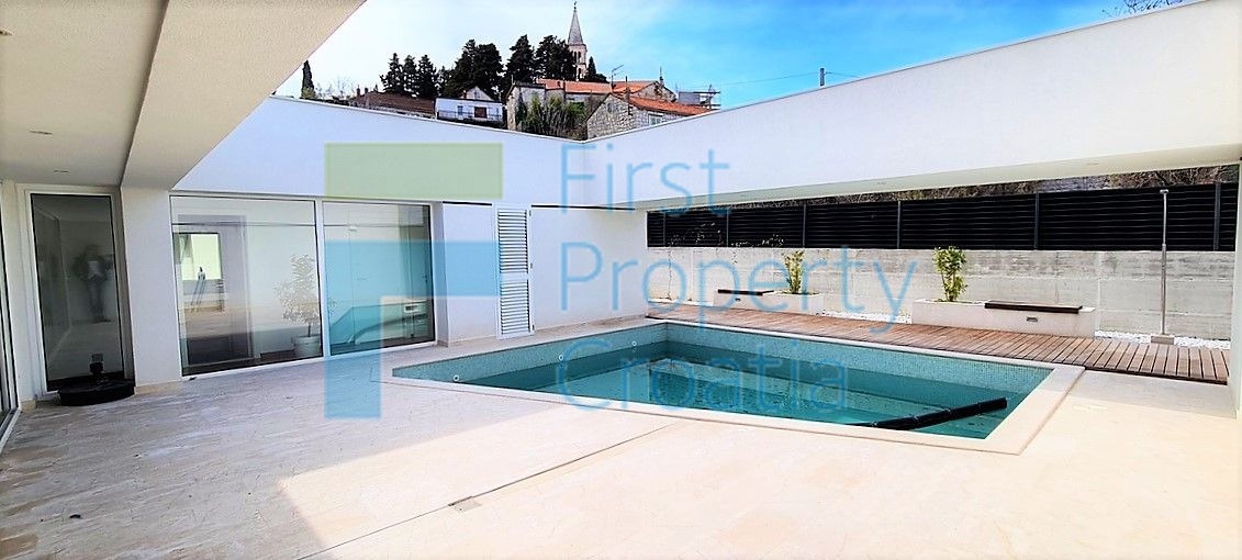 BR1517 - Vila na velikoj parceli u mirnom ambijentu, Brač, na prodaju