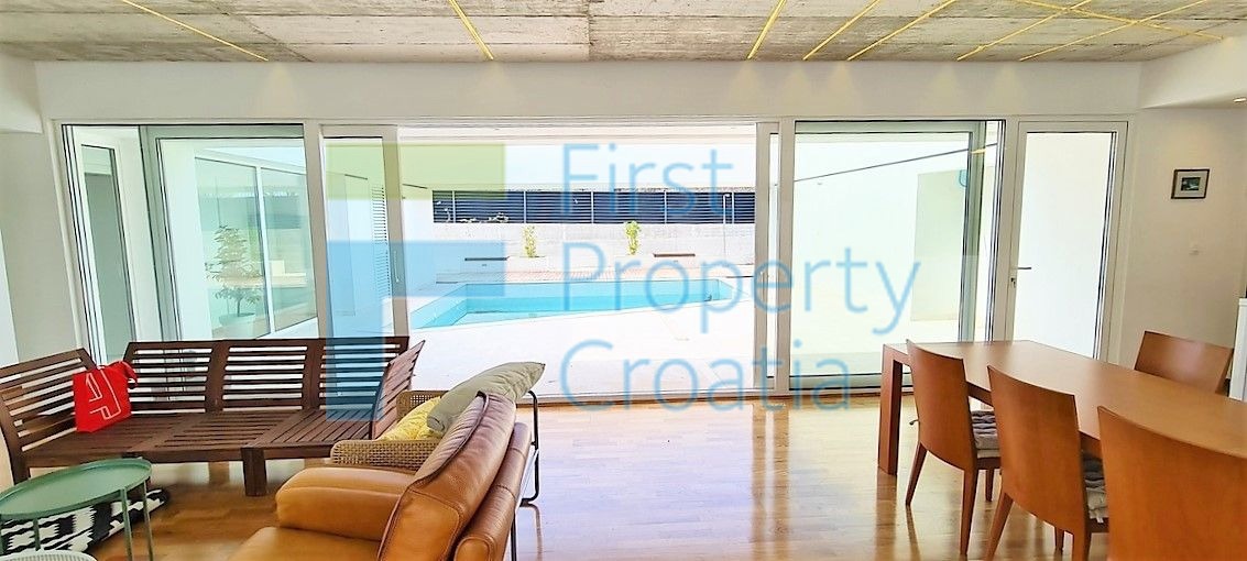 BR1517 - Vila na velikoj parceli u mirnom ambijentu, Brač, na prodaju