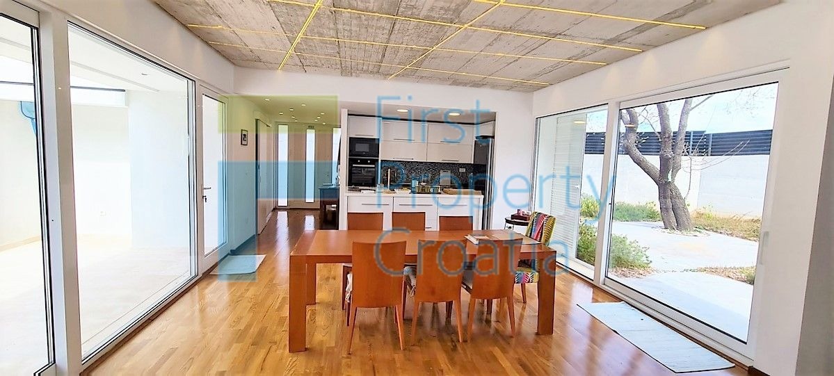 BR1517 - Vila na velikoj parceli u mirnom ambijentu, Brač, na prodaju