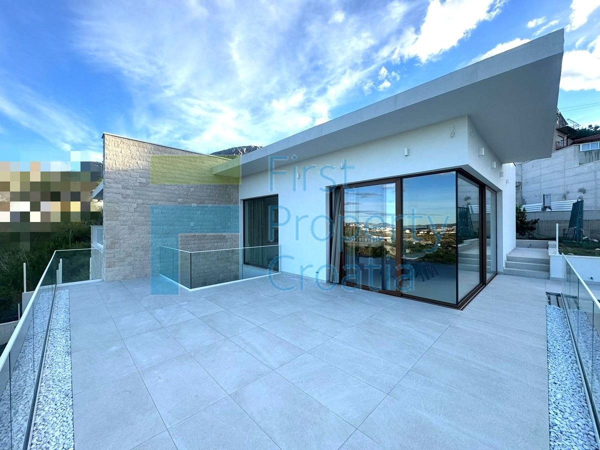 ST1618 - Vila na mirnoj lokaciji u predgrađu Splita, na prodaju