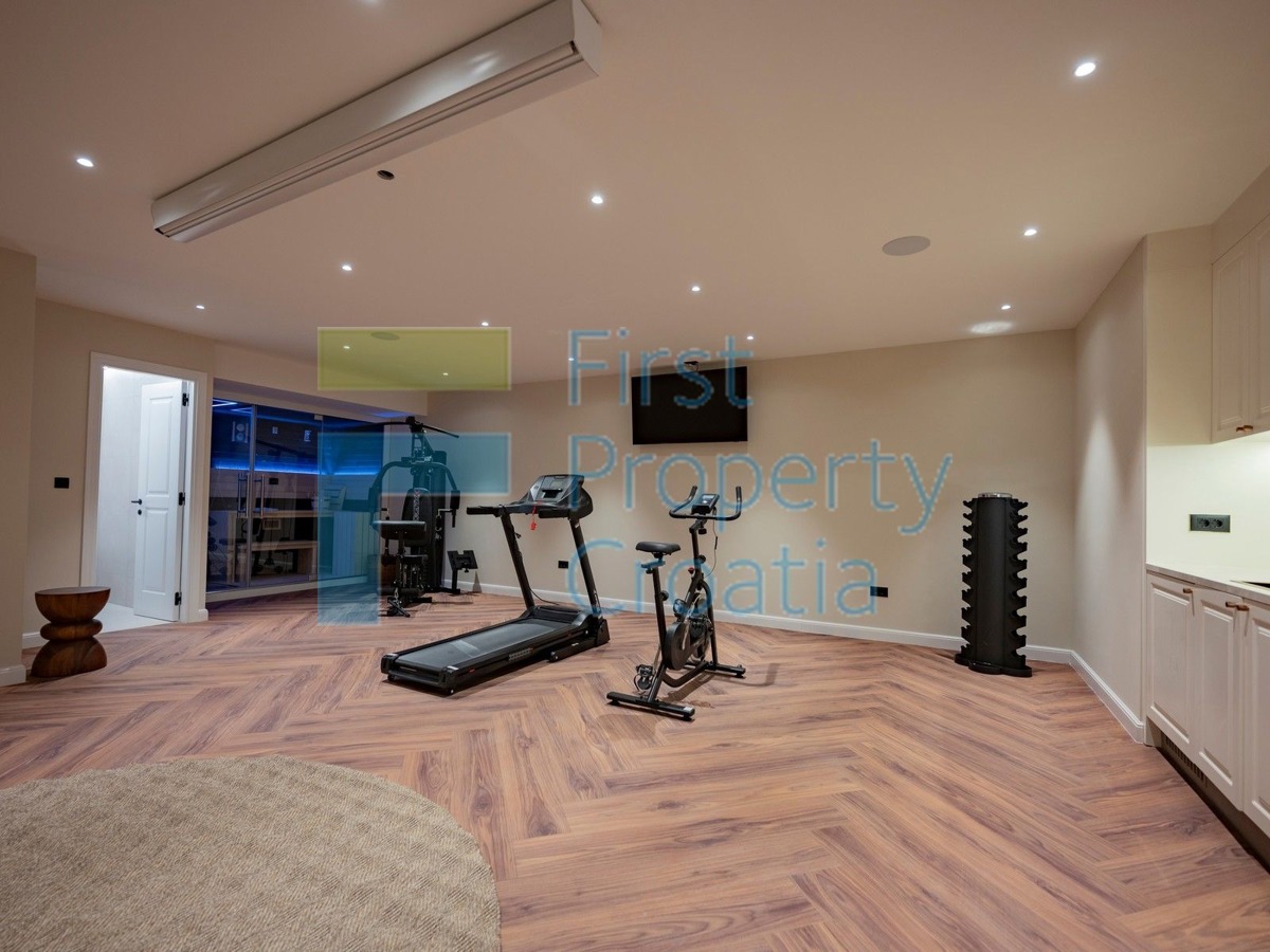 TG1652 - Vile prvi red do mora i iznad plaže, Trogir, na prodaju