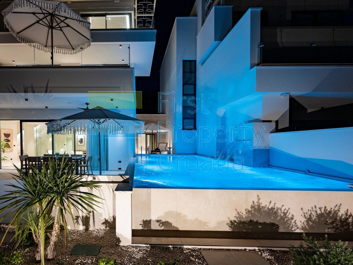 TG1652 - Vile prvi red do mora i iznad plaže, Trogir, na prodaju