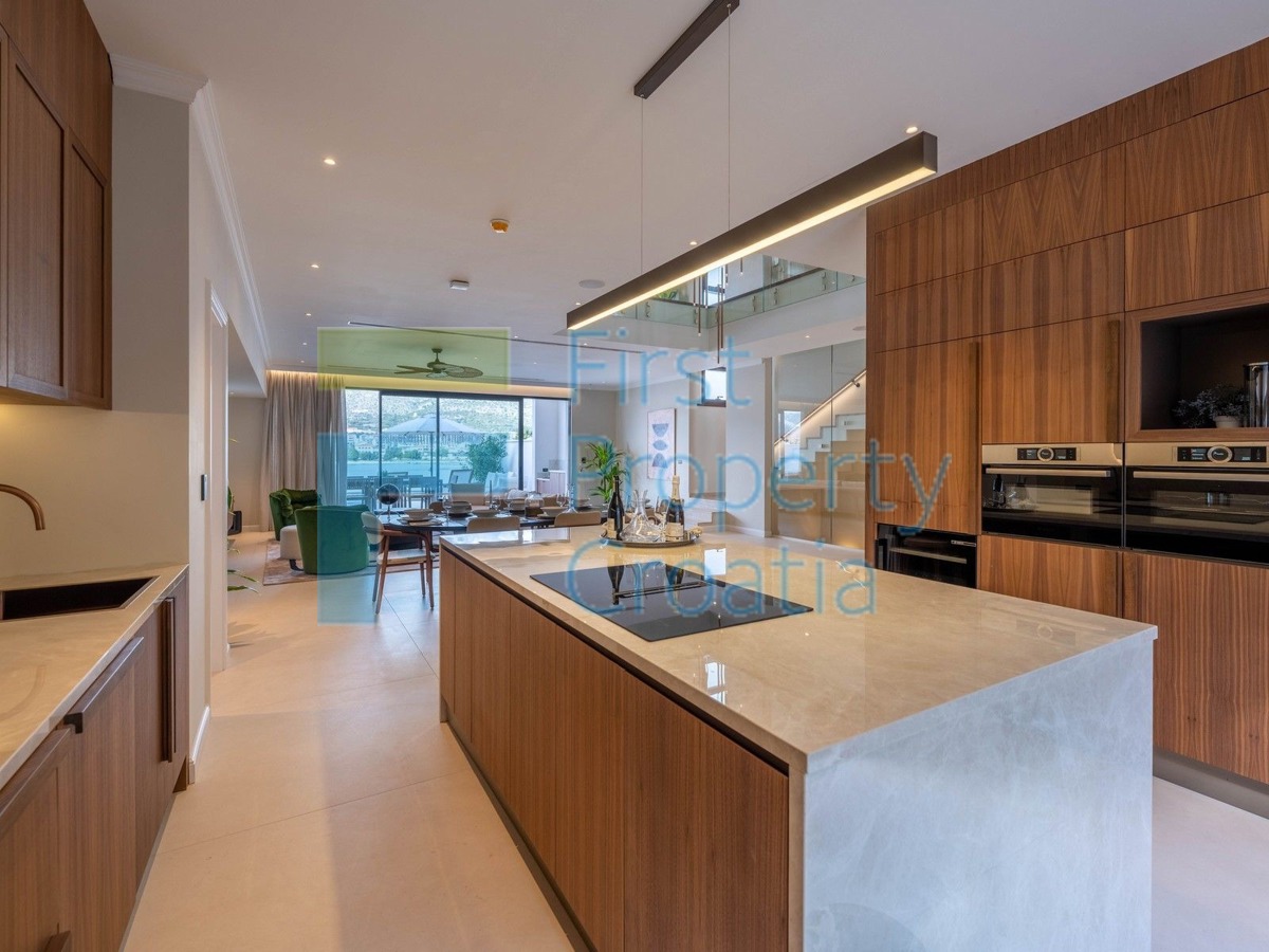 TG1652 - Vile prvi red do mora i iznad plaže, Trogir, na prodaju