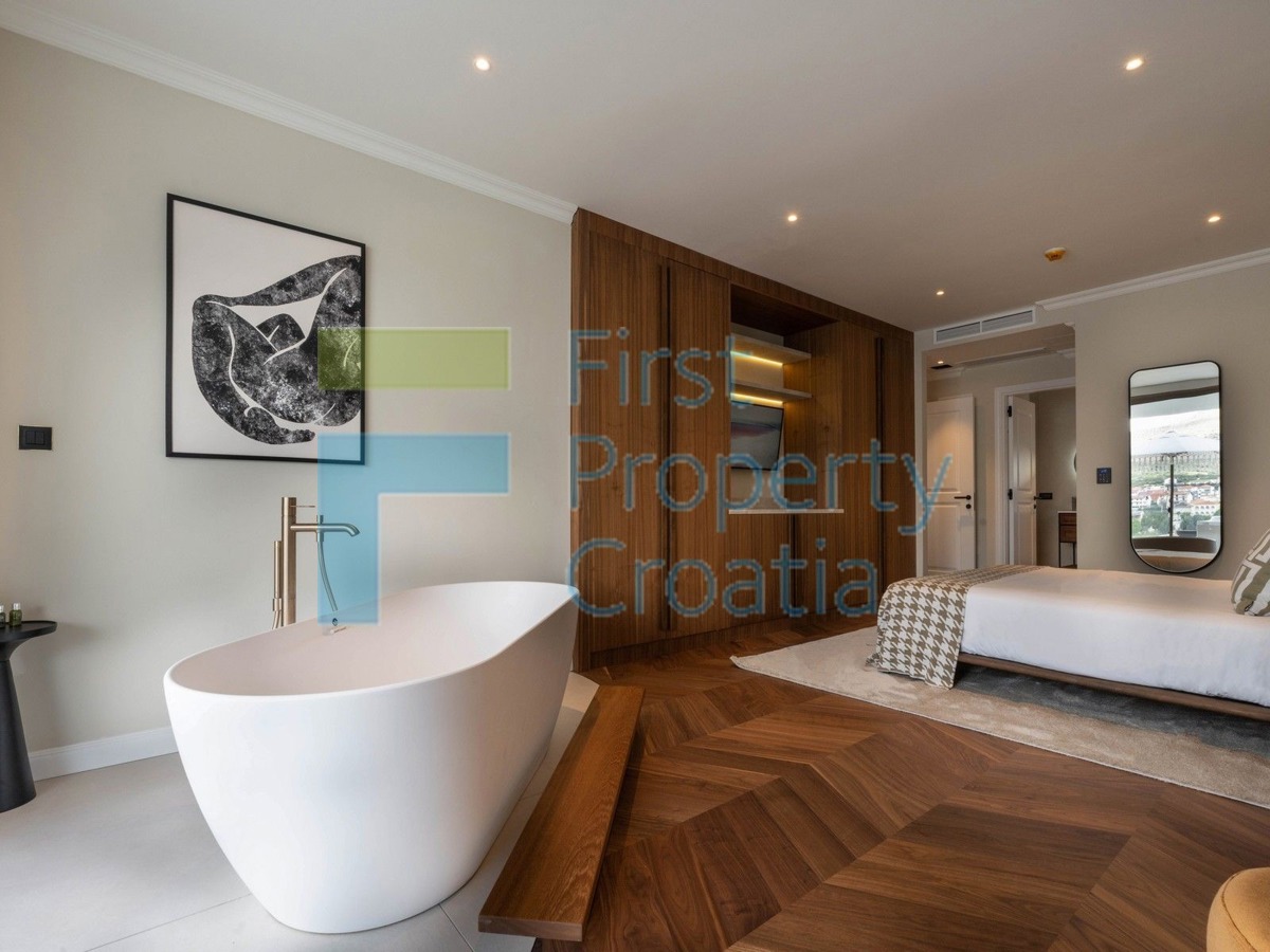 TG1652 - Vile prvi red do mora i iznad plaže, Trogir, na prodaju