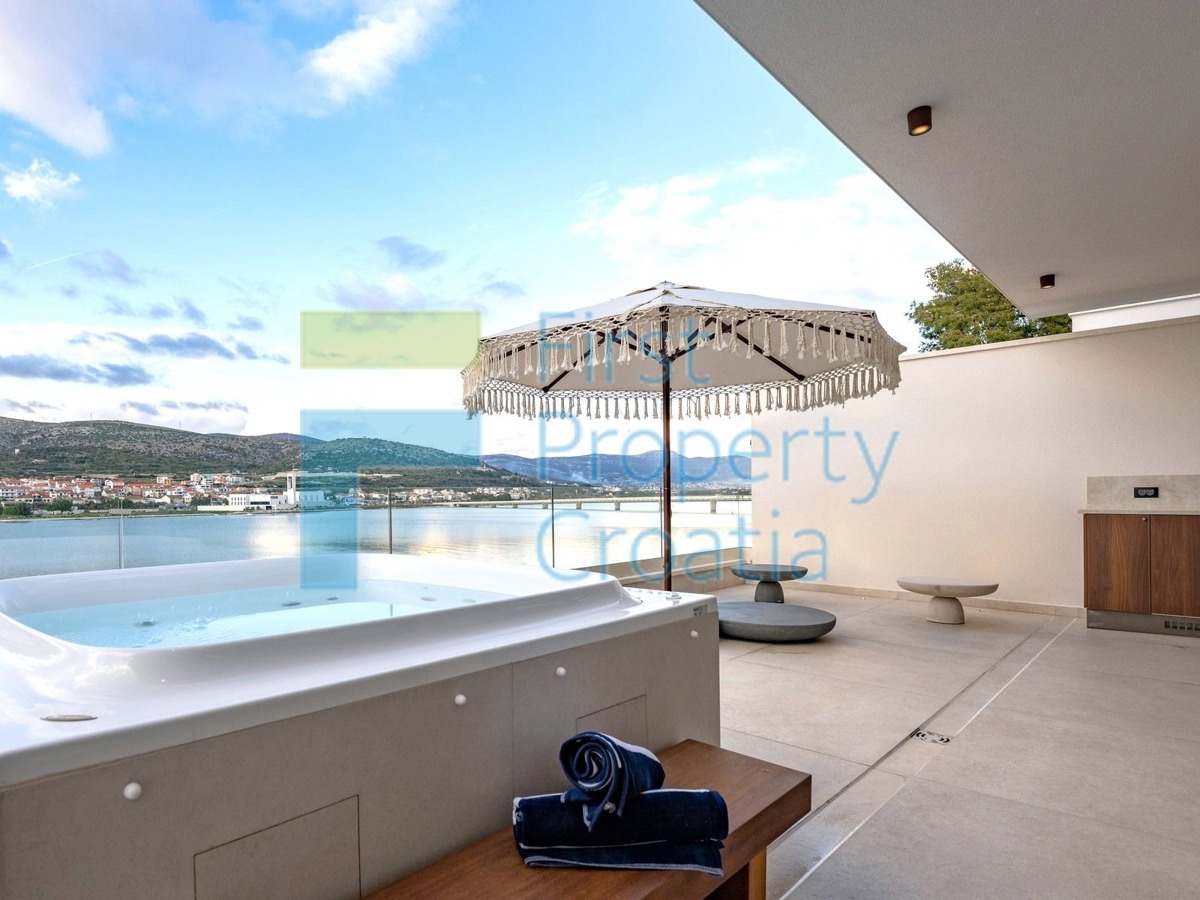 TG1652 - Vile prvi red do mora i iznad plaže, Trogir, na prodaju