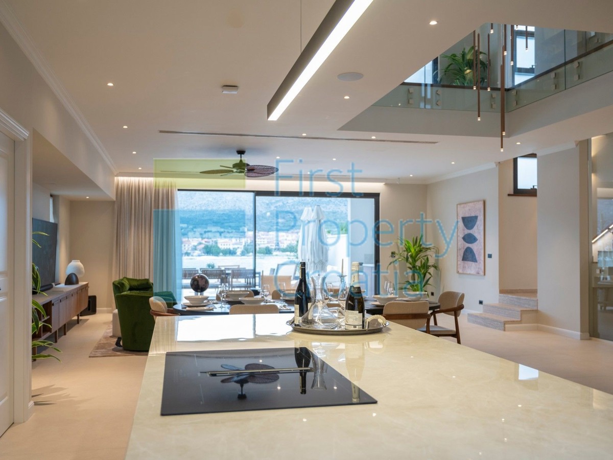 TG1652 - Vile prvi red do mora i iznad plaže, Trogir, na prodaju